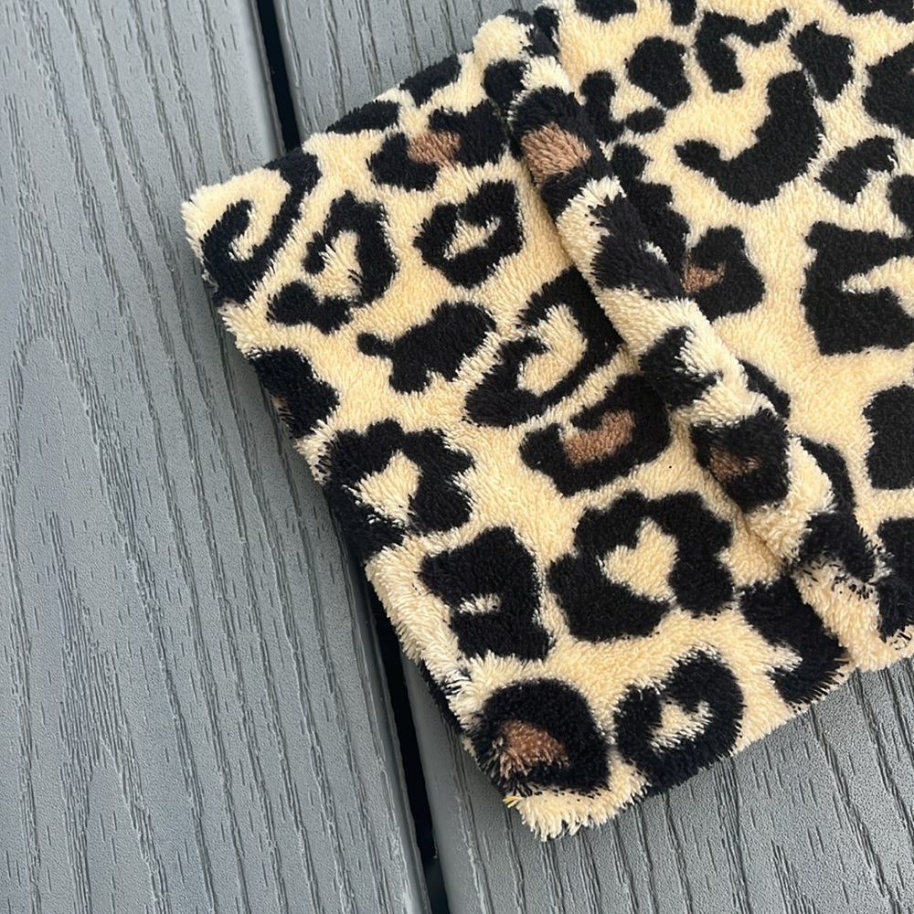 ❄️ Cheetah Print Fuzzy Robe - Picture 5 of 7